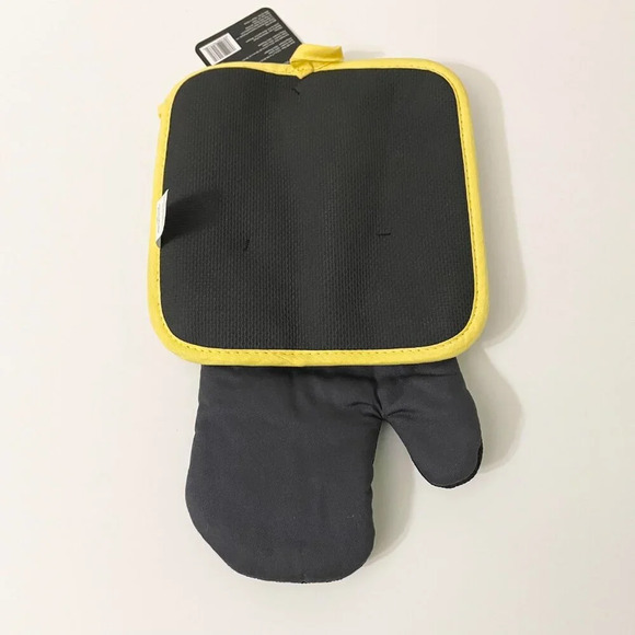 Disney Winnie the Pooh Oven Mitt and Pot Holder and Silicone Trivet - Picture 8 of 12